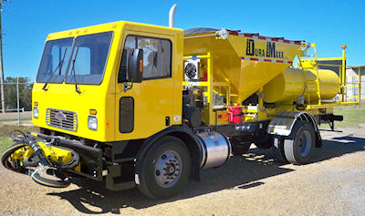 Pavement maintenance vehicle